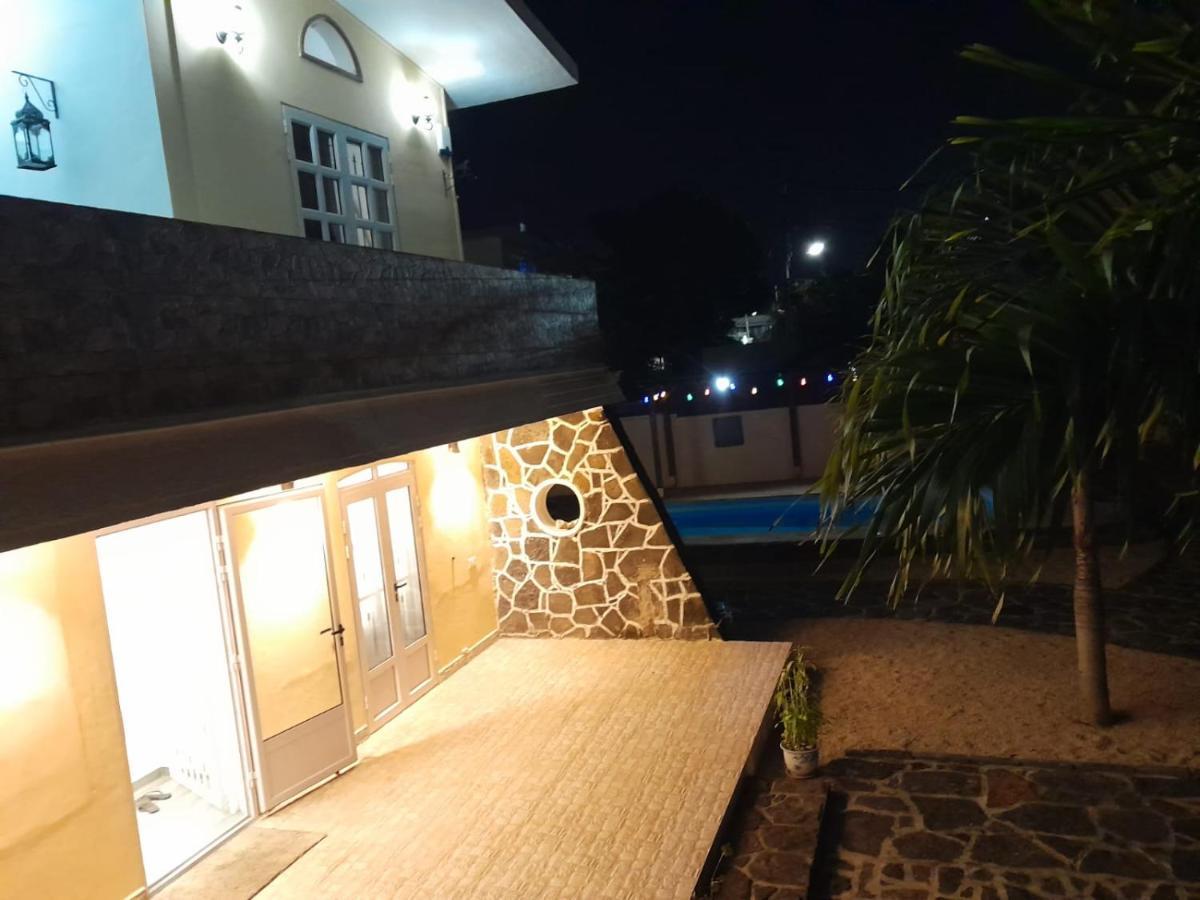 Villa Santa Avec Piscine Et Jardin ポワント・オー・ピマン エクステリア 写真